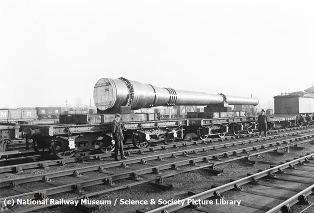 Vital role of Britain’s railway in World War One showcased in new exhibition: Gun loaded onto railway wagons at Toton sidings, Nottinghamshire, December 1916 (Credit: National Railway Museum)