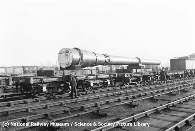 Gun loaded onto railway wagons at Toton sidings, Nottinghamshire, December 1916 (Credit: National Railway Museum)