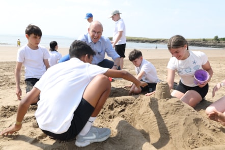 Minister for Rural Resilience and Sustainability, Llyr Gruffydd, meets with schoolchildren in Barry-2