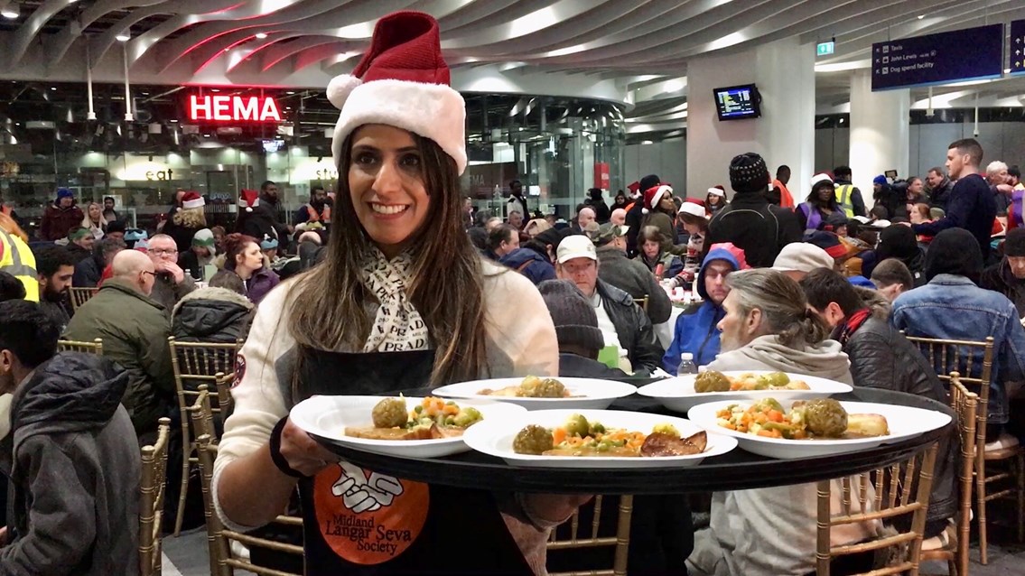 Birmingham New Street Christmas Eve meal 2018 - volunteer with tray