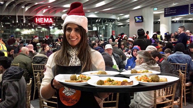 Birmingham New Street Christmas Eve meal 2018 - volunteer with tray