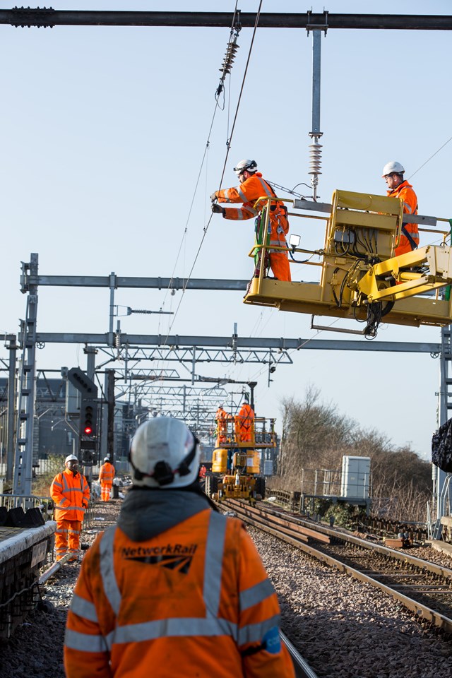 Overhead line upgrades at Romford December 2015 (4)