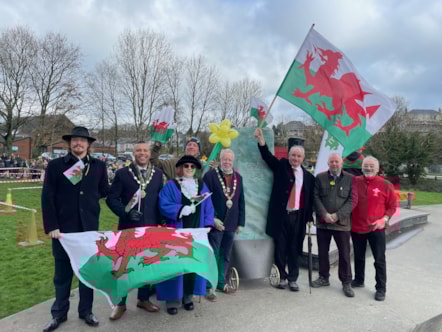 Aelodau o Gyngor Sir Penfro, Cyngor Tref a Menter Iaith