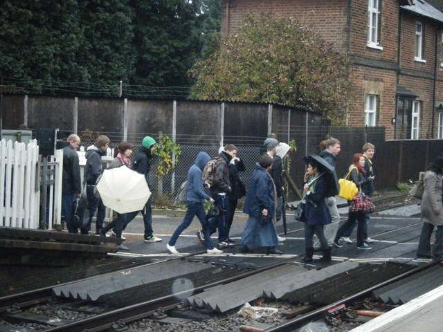 Farnborough level crossing 2: Pedestrians crossing Farnborough LX