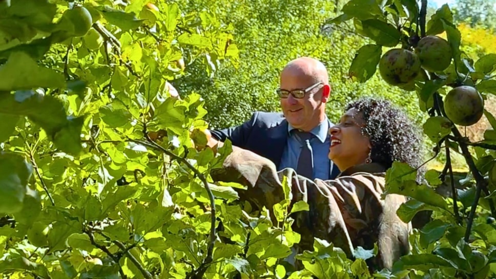 Saba and Shaun looking at apples (4)