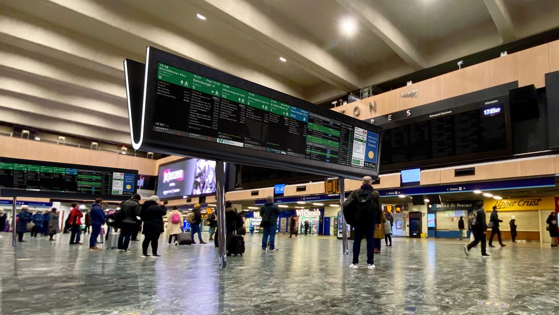 Architect's impression of how the new screens will look on Euston's concourse-2