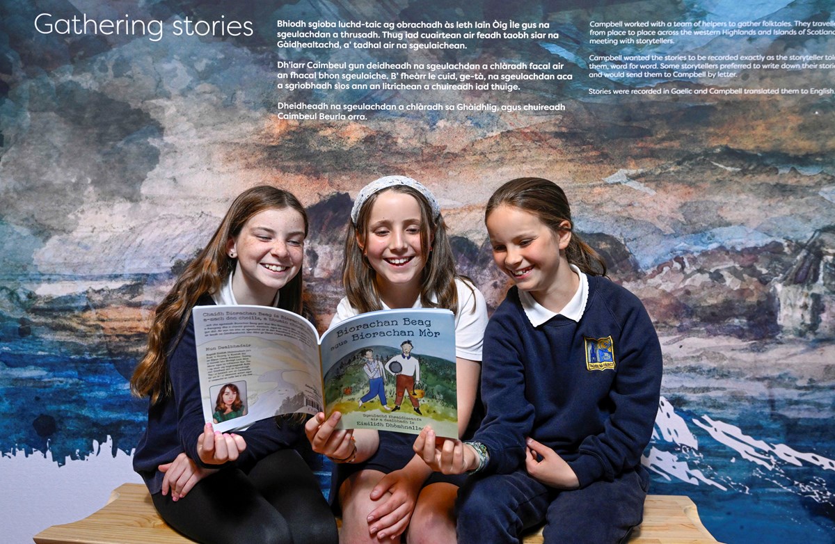 P6 pupils from Bun-sgoil Taobh na Pàirce, Edinburgh at the National Library of Scotland's exhibition Sgeul | Story. Credit: Neil Hanna