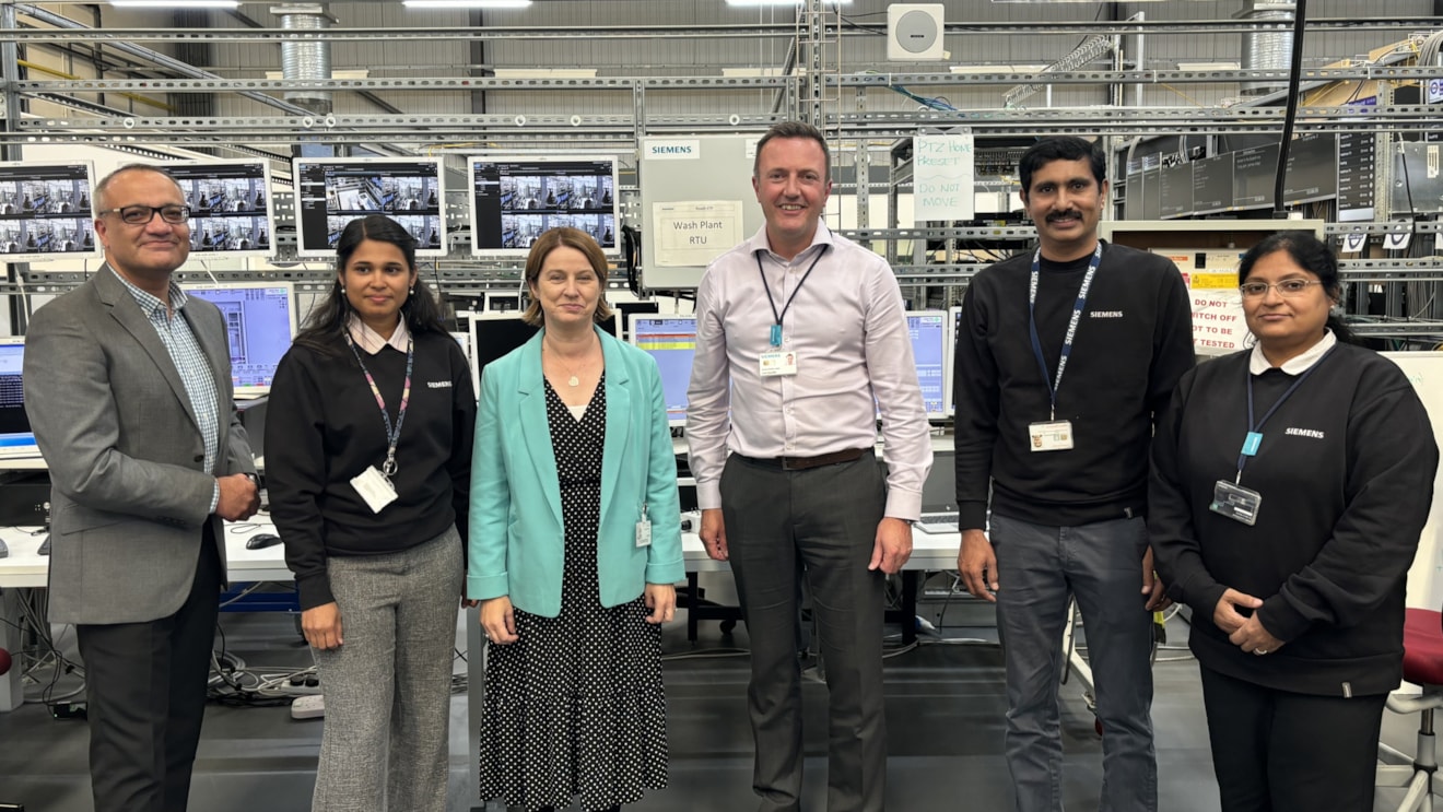 North West Leicestershire MP visits Siemens Mobility’s Ashby-de-la-Zouch engineering and manufacturing facility: North West Leicestershire MP, group photo-2