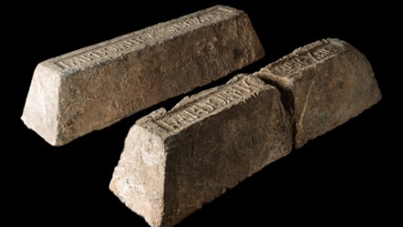 Dau ignot Rhufeinig - un cyflawn a un wedi torri