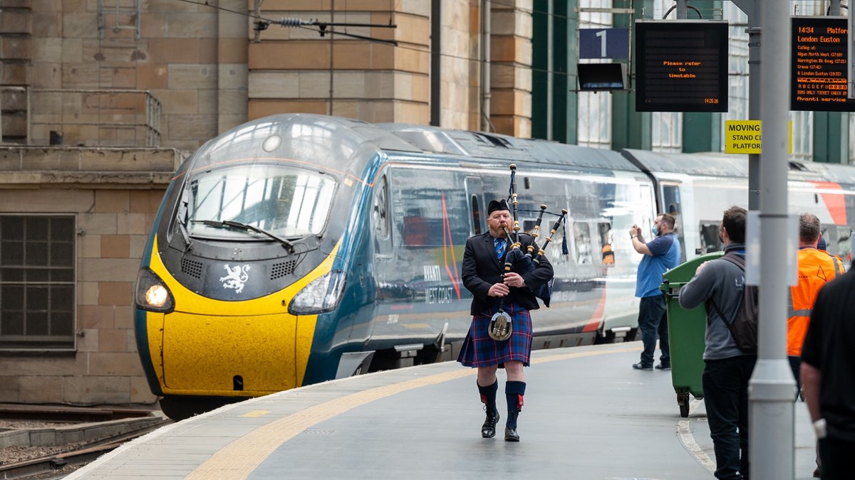Royal Scot arrives at Glasgow-2