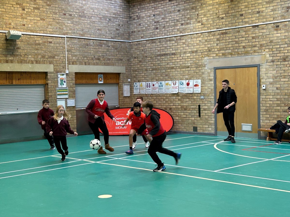 Buckie Thistle midfielder Marcus Goodall watches legwork of Buckie's P6 Millbank Primary pupils.