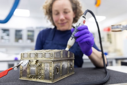 Conservator Diana de Bellaigue removes tarnish from the Mary, Queen of Scots casket. Copyright Duncan McGlynn (7)