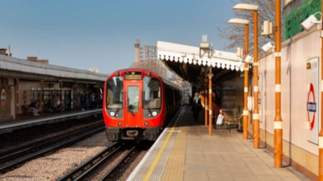 TfL Image - H&C/Circle line train