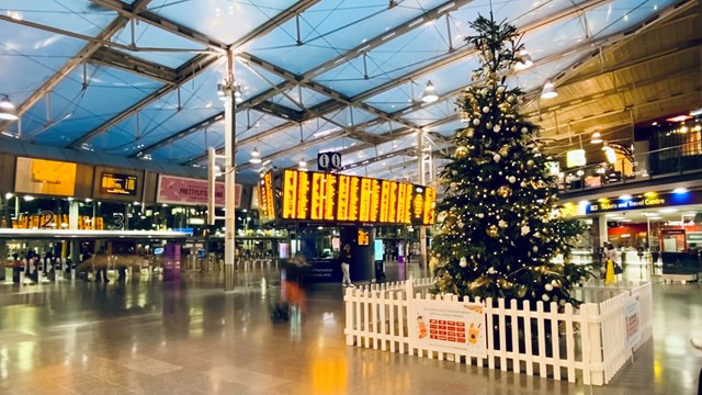 Very limited Manchester Piccadilly trains during December strikes: Manchester Piccadilly concourse shot with Christmas tree 2021