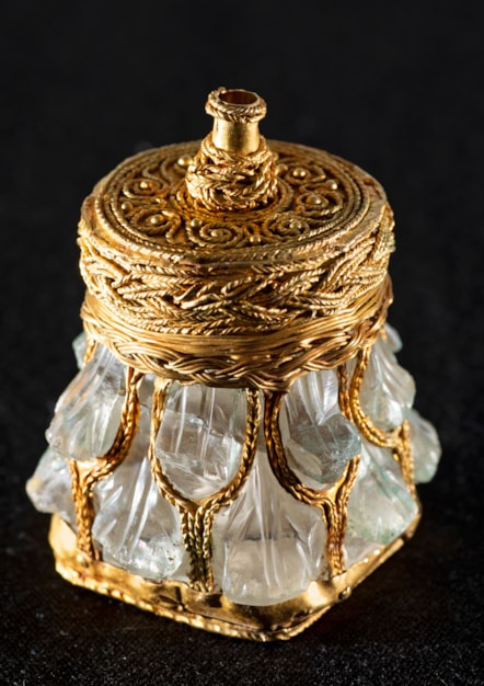 The rock crystal jar. Photo © Neil Hanna