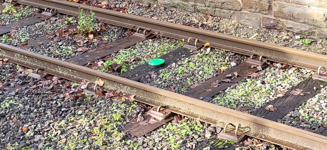 Universal signalling green beacon on track