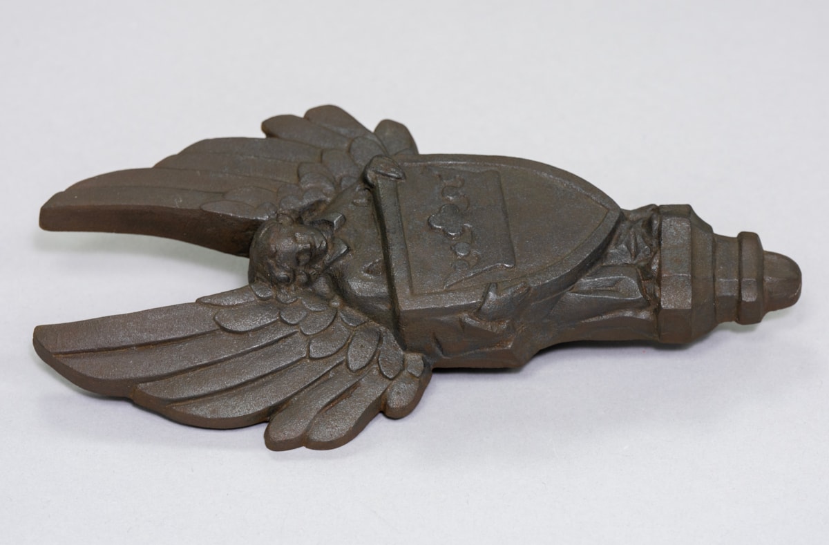 Cast iron angels carryings shields designed by Alice Meredith Williams.  Image (c) Neil Hanna (2)