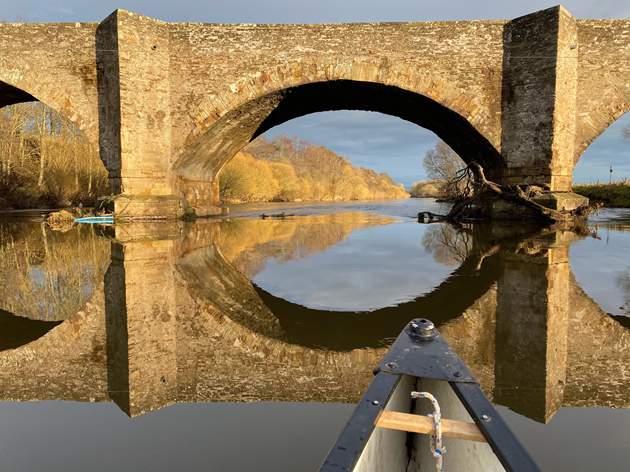 Survey finds beavers establishing strong presence in City of Perth: Beaver survey 2020-2021 - canoe surveying in Perth ©Roisin Campbell-Palmer/Beaver Trust