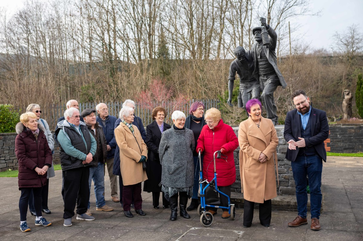 Deputy Minister for Arts, Sport and Tourism, Dawn Bowden, MS for Caerphilly, Hefin David and volunteers from the Aber Valley Heritage Group 2