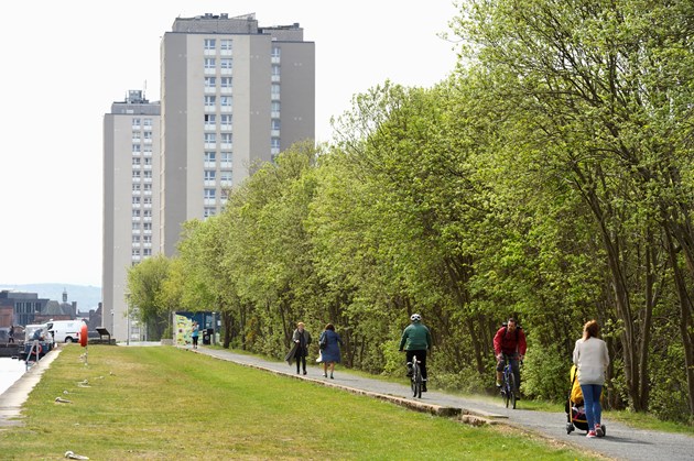 £1.9 billion boost from walking and cycling: People excercising beside the Forth and Clyde canal, Glasgow. ©Lorne Gill/NatureScot