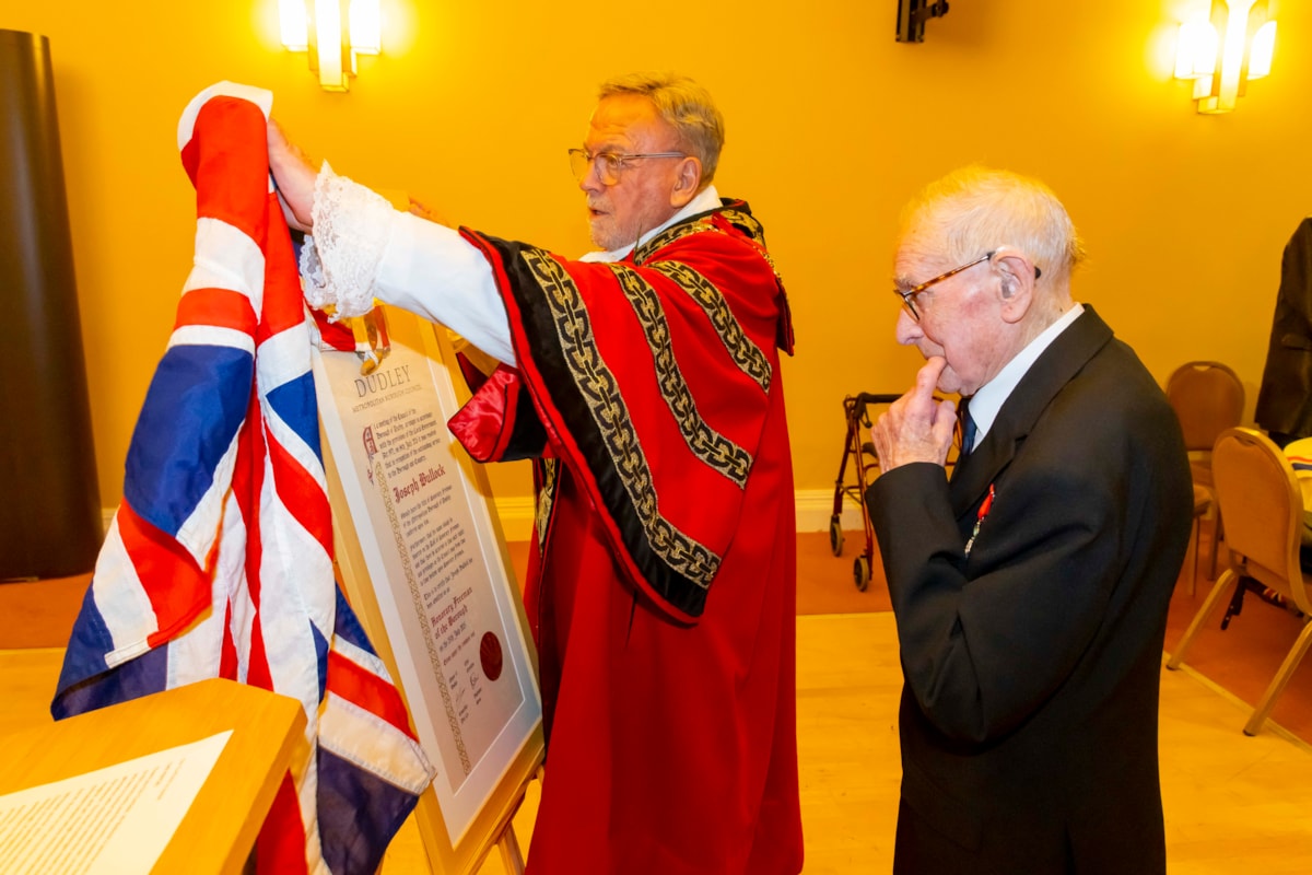 The Mayor of Dudley unveils the freedom scroll