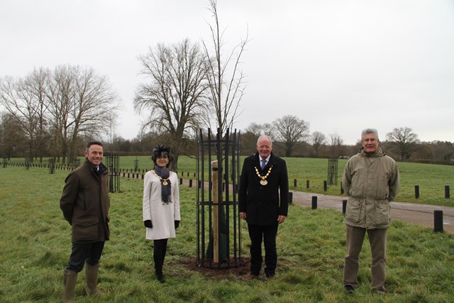 aldenham-country-park-planting-with-guests