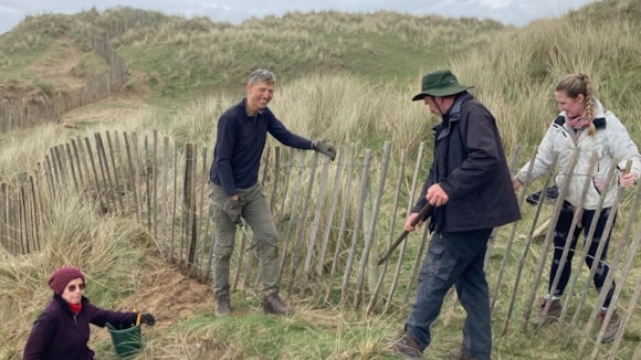 Northam Burrows Rangers call for volunteers to help with countryside conservation tasks this Autumn: Volunteering Dune Fencing