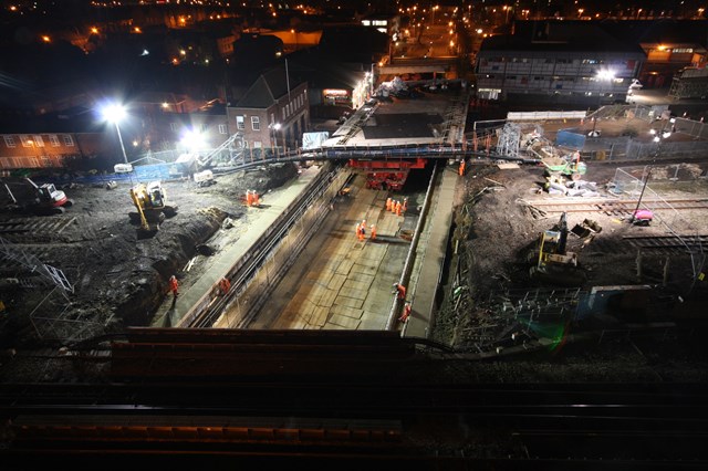 Caversham Road - new bridge deck on the move (2): The new bridge deck is manouevred into place