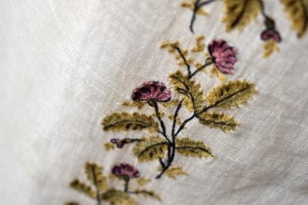Thistle embroidery on Regency day dress from 1800-1810