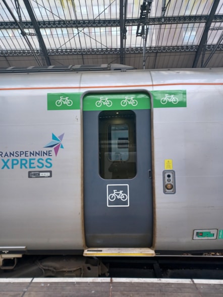 New customer signage on TPE's 802 fleet (3)