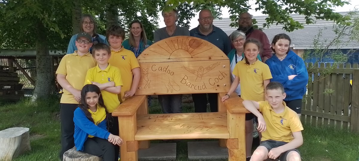 Cadair ar gyfer adrodd storiau yn Ysgol Sant Marc