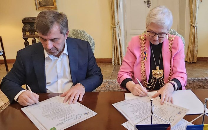 Leeds signs Friendship Oath with the Ukrainian city of Kharkiv: Leeds Kharkiv 1