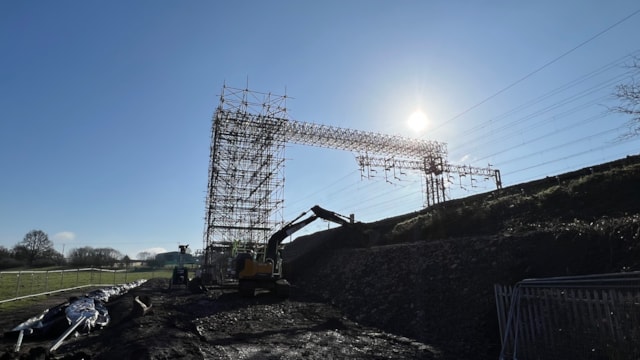 Full service resumes between Tamworth and Nuneaton following repairs to overhead line equipment: Temporary OLE structure