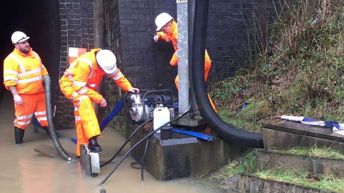High pressure pumps being installed at Crick tunnel flooding December 2020