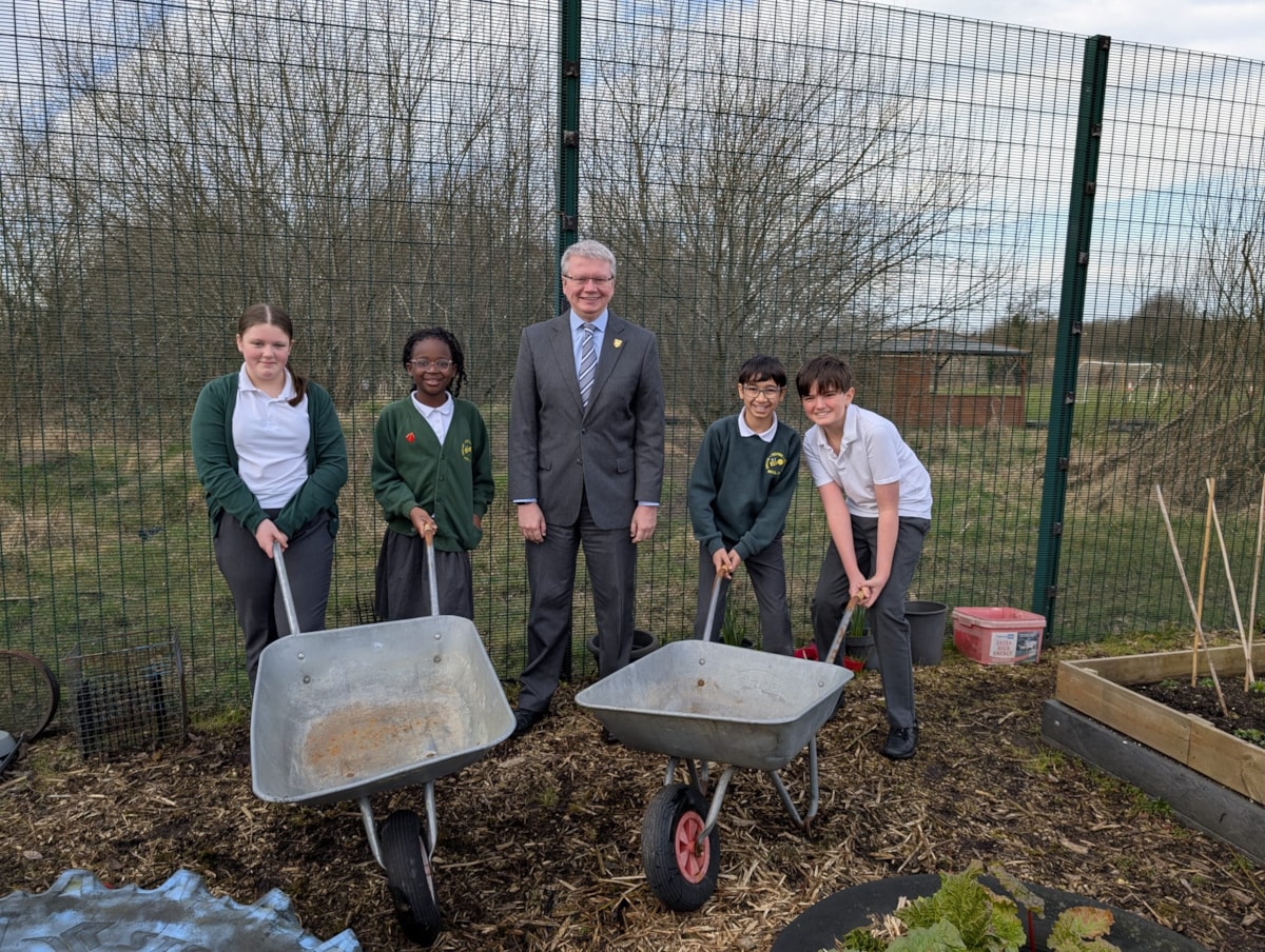 Ingol Community Primary School pupils and Cllr Green