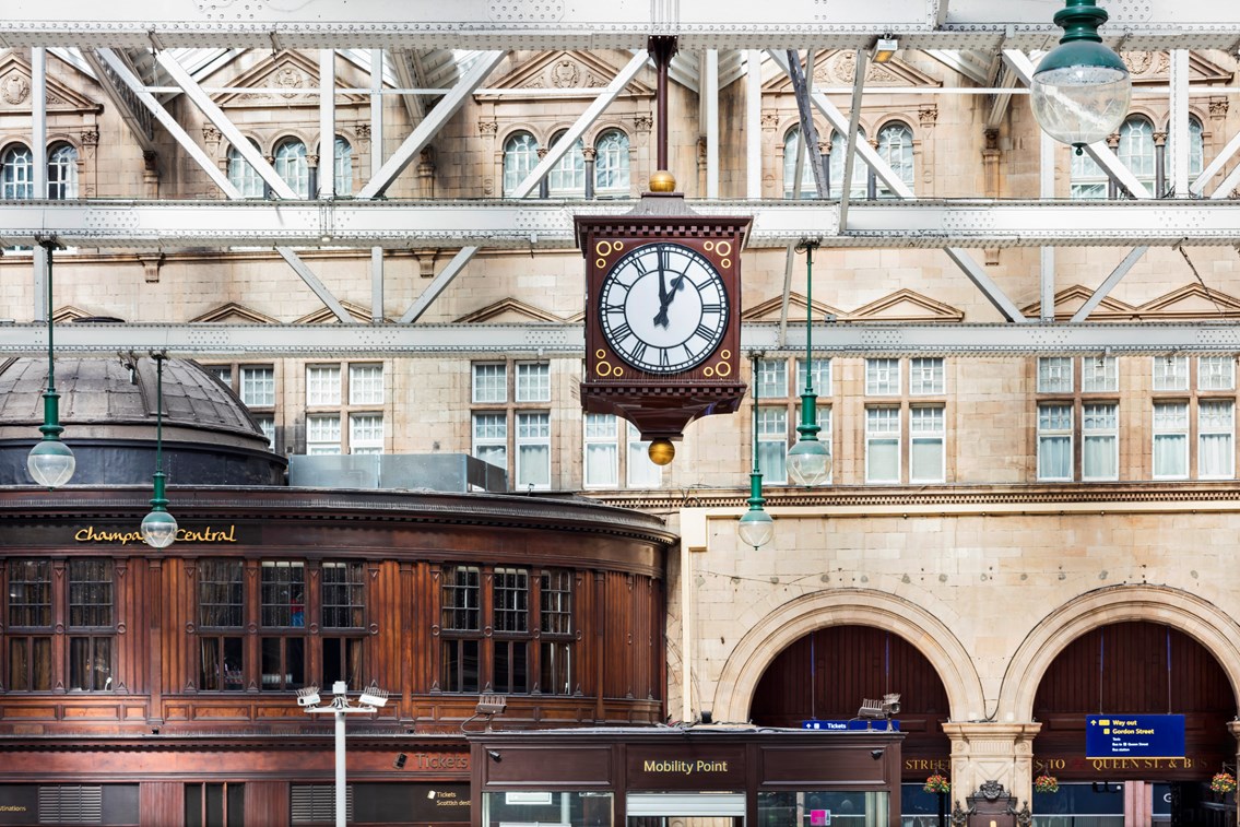 Glasgow Central - clock: Glasgow Central
railway station
train station