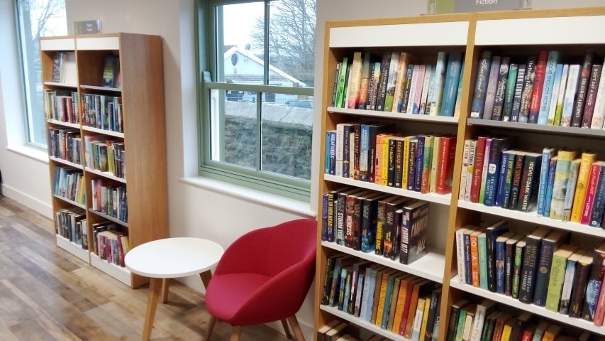 Tu mewn llyfrgell Narberth 1