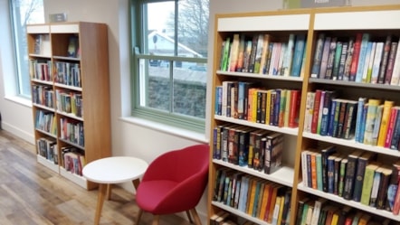 Tu mewn llyfrgell Narberth 1