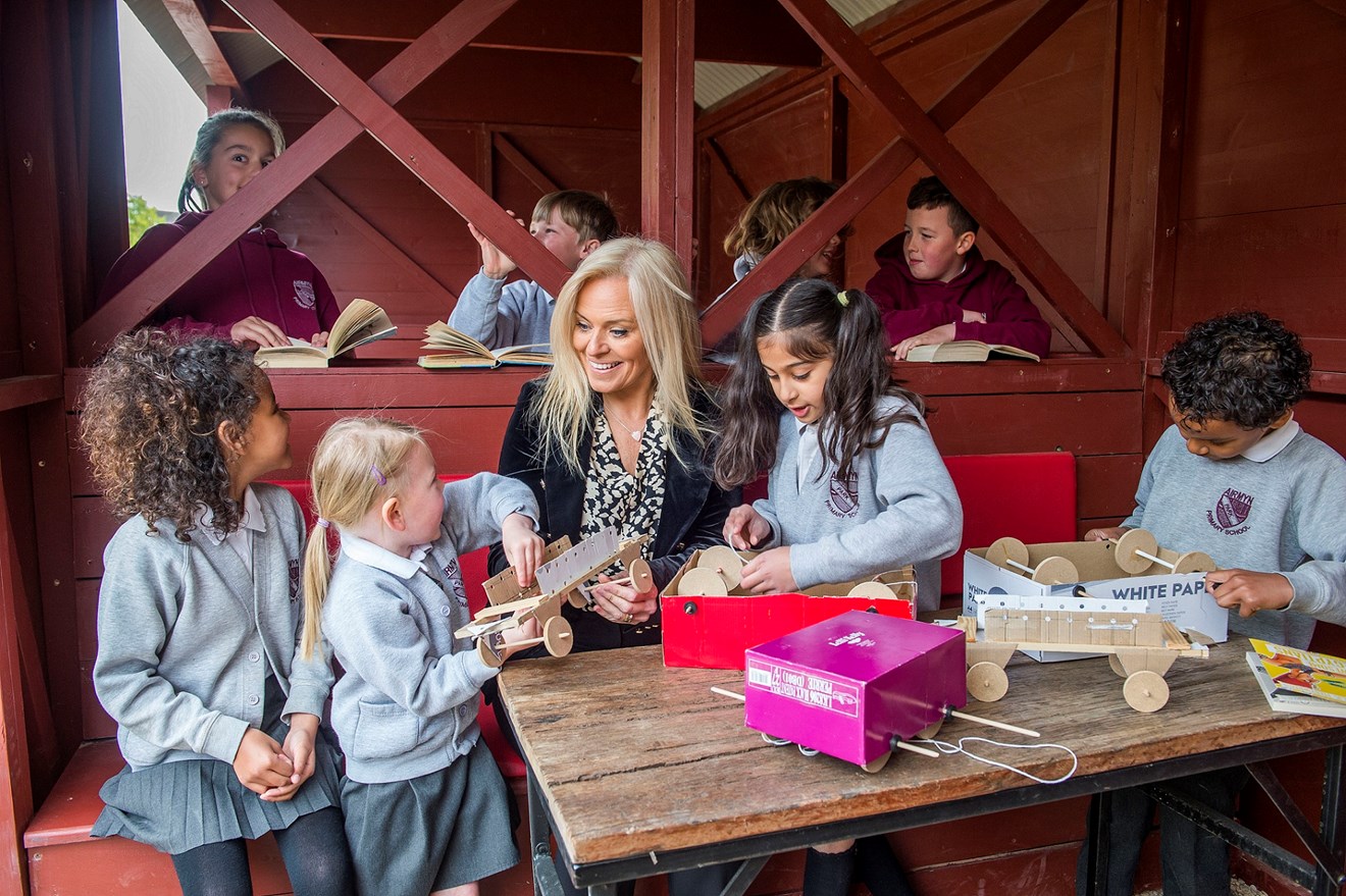 Siemens Mobility supports local primary school to inspire future engineers: Natalie Thornton, Senior Project Coordinator at Siemens Mobility in Goole, with children from Airmyn Park Primary School in the new outdoor facility