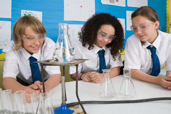 Hertfordshire secondary school applications for September 2023 now open: Students in a secondary school science lesson