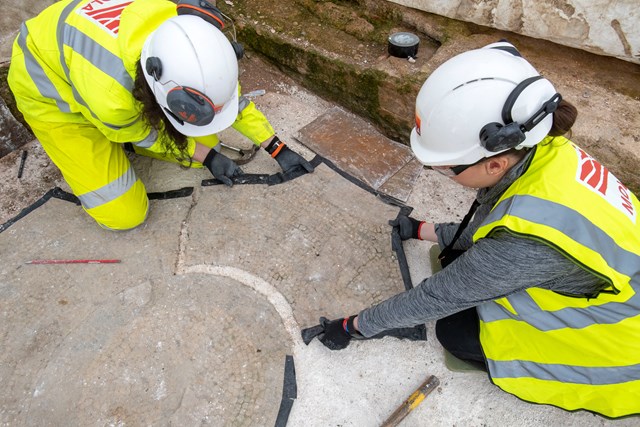Archaeologists carefully remove Roman mosaic © MOLA