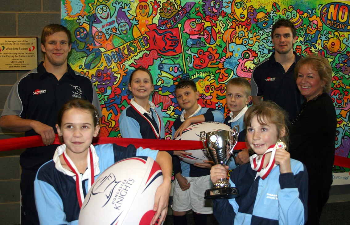 Rosie Winterton MP unveils rail safety art wall at Doncaster Knights ground: Rosie Winterton with pupils from Phesant Bank Primary School and players Tom Doughty and Douggie Flockhart