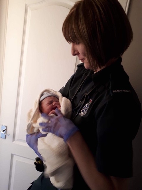 Mum thanks SAS after home birth: Lisa Elder with Ollie