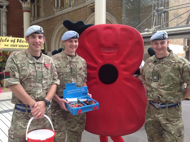 soldiers&poppy at London Liverpool St: AAC soldiers 2015 poppy day