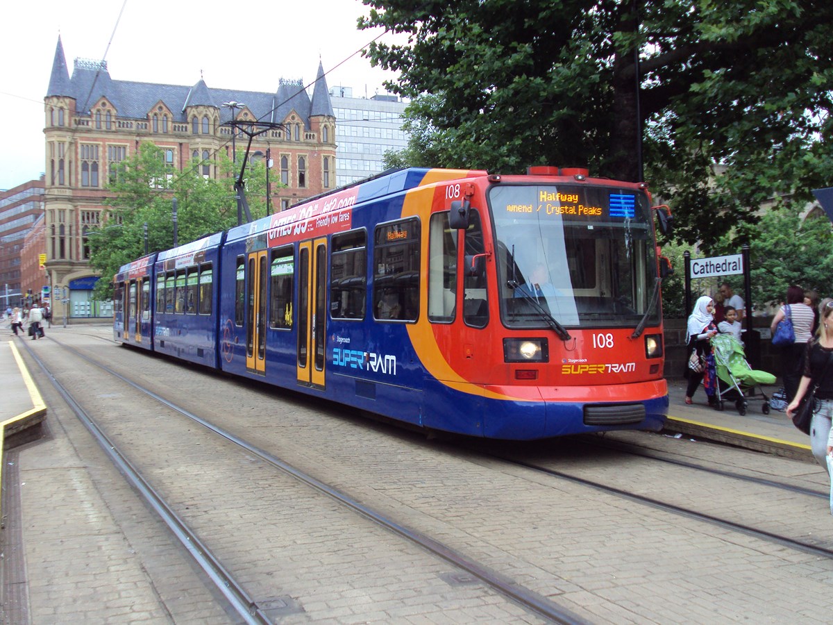Sheffield supertram at Cathedral stop - DSC07446
