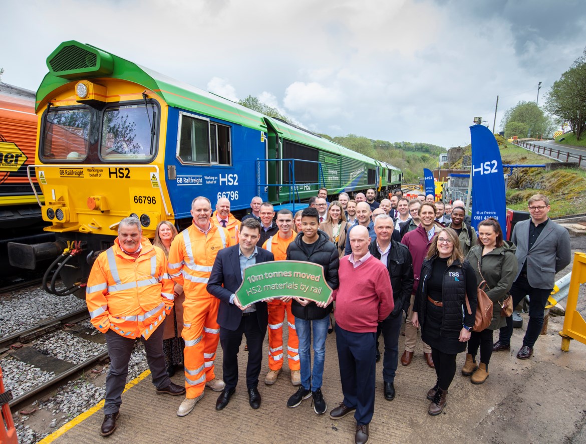 HS2 announces carbon cutting milestone – 10 million tonnes of material already moved by rail: Celebrating HS2's 10 million tonnes of aggregate by rail milestone at Tarmac, Buxton-2