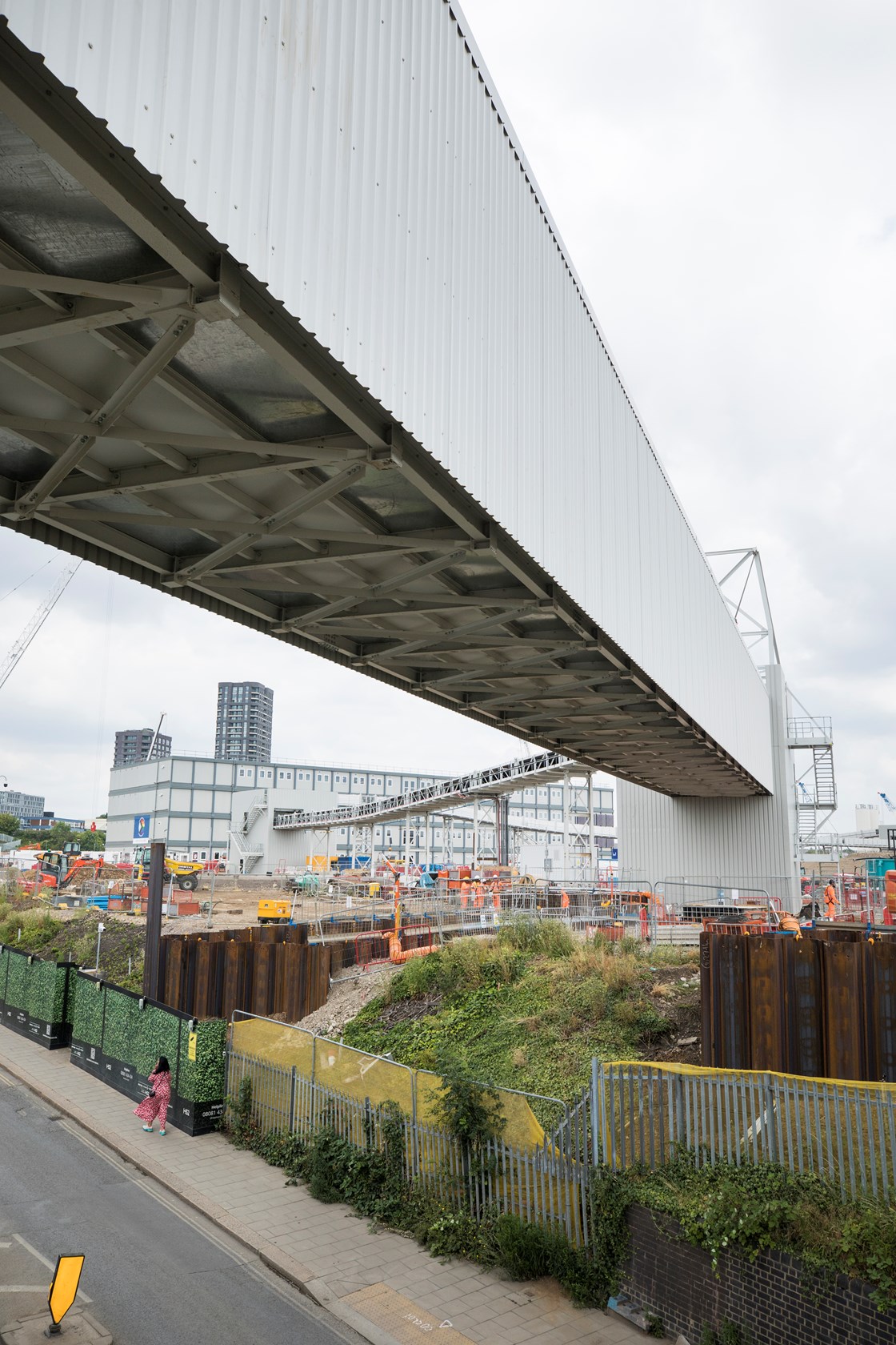 West London spoil conveyor network - crossing Old Oak Common Lane: A 1.7 mile-long network of conveyors has begun operating in West London, and will move over five million tonnes of spoil excavated for the construction of HS2. 

Tags: London, Construction, Conveyor, Spoil, Environment