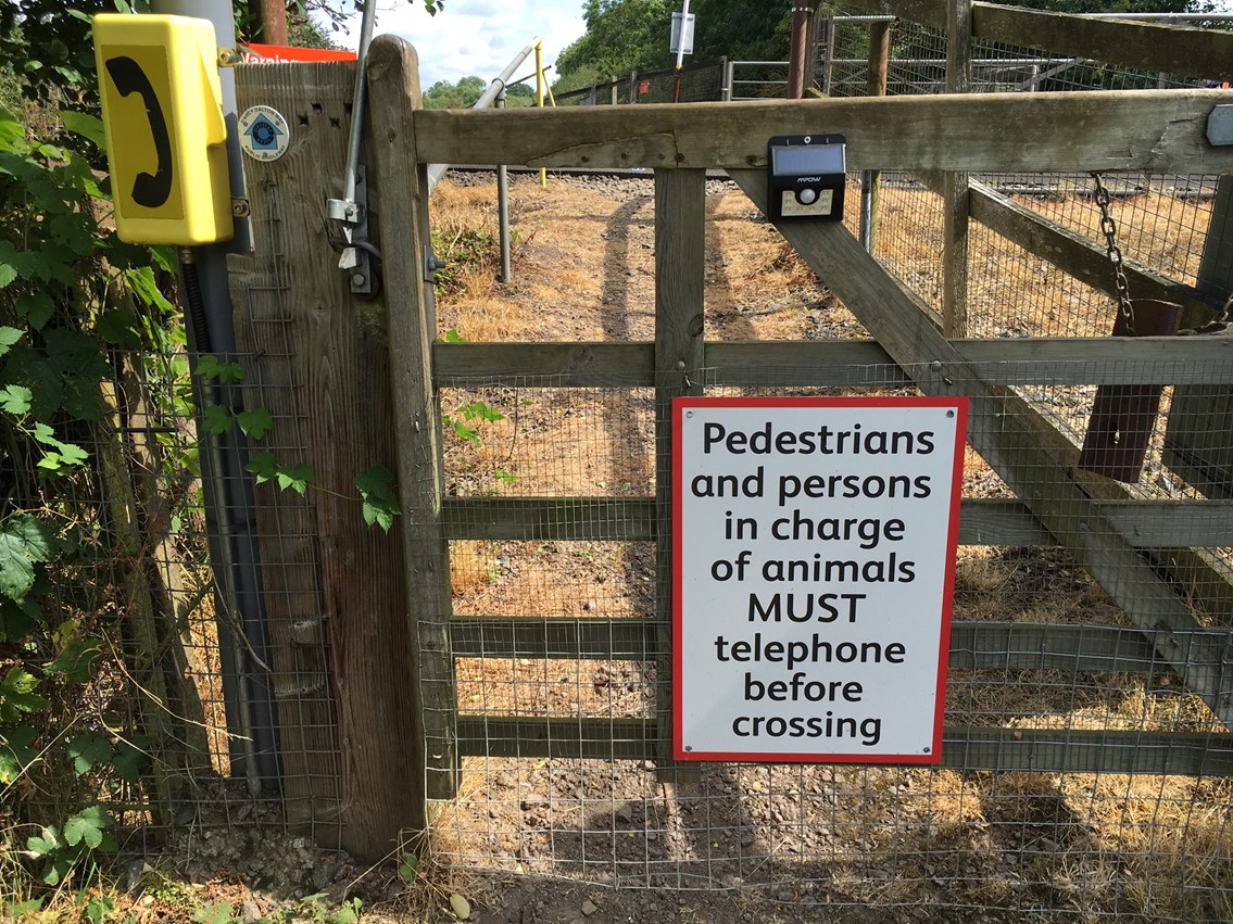 Wormelighton footpath level crossing 1