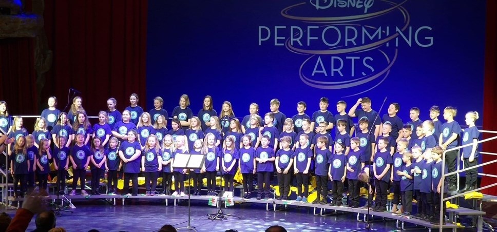 Ysgol Gymunedol Aberdaugleddau ar lwyfan Disneyland