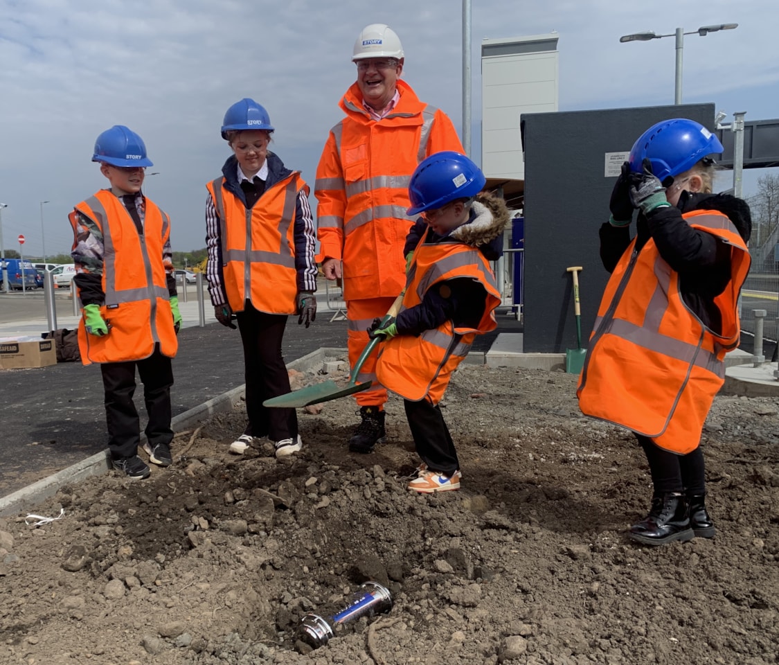 David Torrance MSP and school kids at Cameron Bridge-2